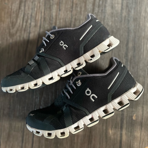 Size 6 on cloud running shoes - Picture 2 of 6